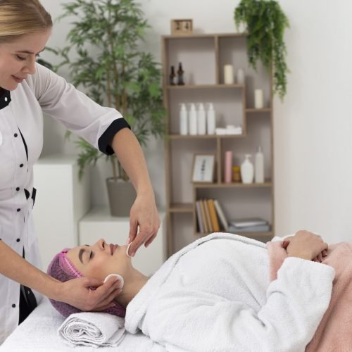 masseur-taking-care-her-client